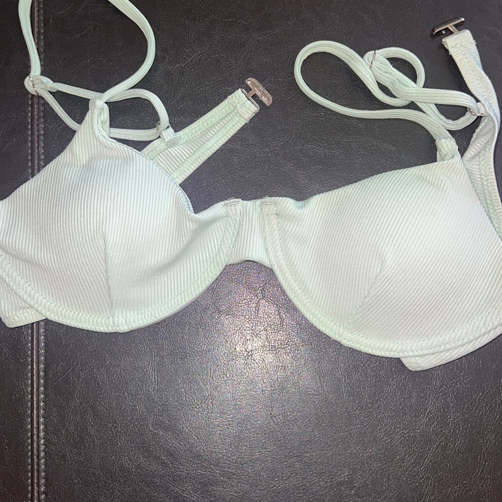 NWOT Light green bikini top - M. Adjustable straps, underwire, removable pads